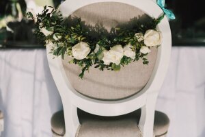 garland_beautiful_white_roses_hangs_back_grey_chair