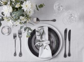 view_table_arrangement_with_flowers